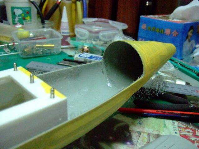 割除多餘的玻璃纖維